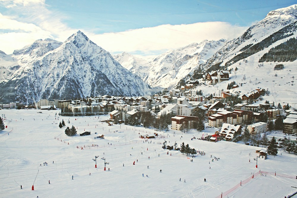 Sommets enneigés et station des Deux Alpes